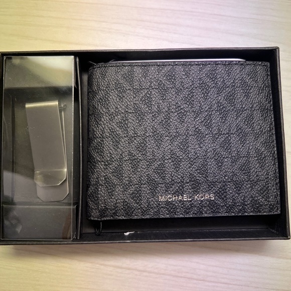 Michael  Black Leather Logo Wallet With Bill Clip Brand New in Box Original $98 - Picture 1 of 6